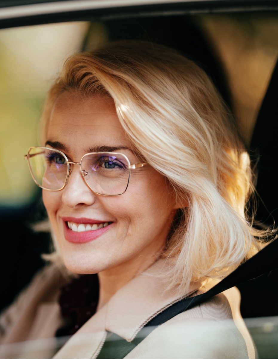 Frau trägt Brille passend zur Haarfarbe.